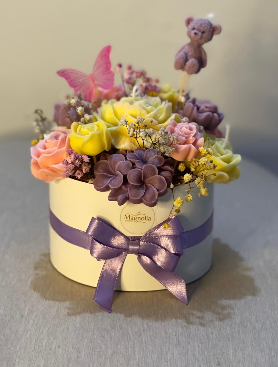 Bouquet de flores con osito morado
