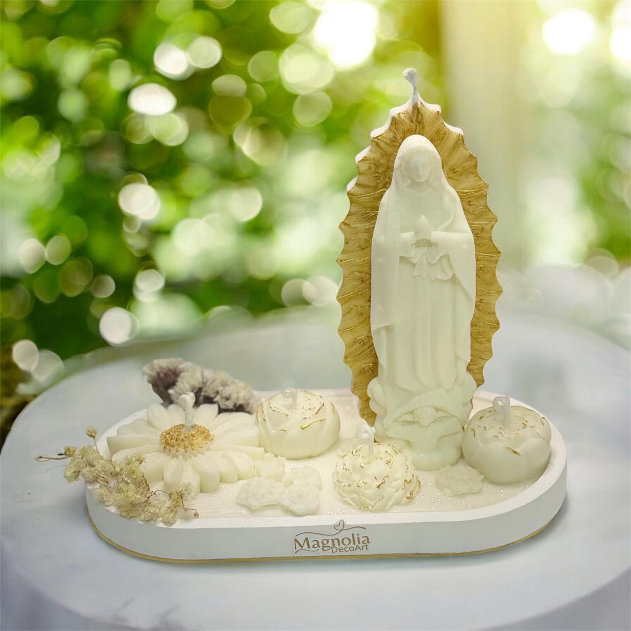 Virgen dorada en base de yeso